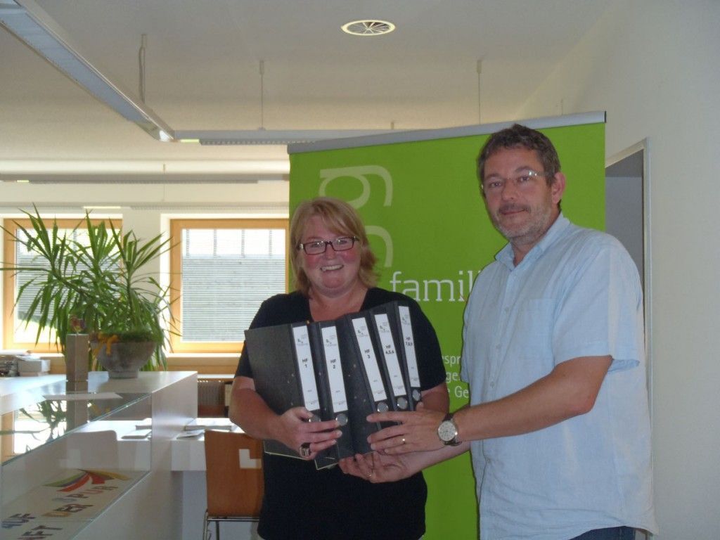 Elke Malloier überreicht die umfangreichen Unterlagen an Projektleiter Matthias Mathis. Elke Malloier überreicht die umfangreichen Unterlagen an Projektleiter Matthias Mathis.