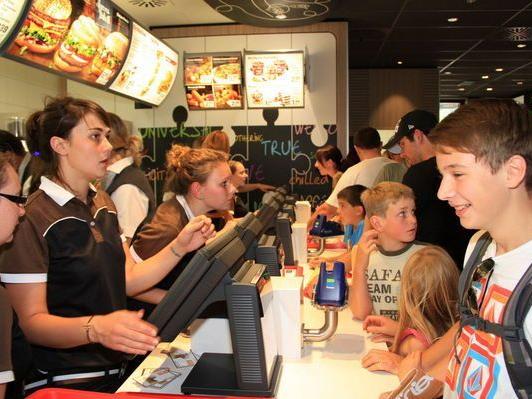 Hunderte Besucher ließen sich die Eröffnung der McDonalds-Filiale in Mondsee nicht entgehen.