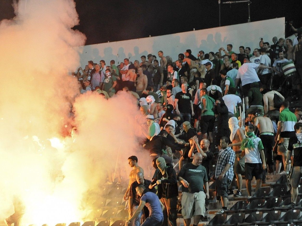 Vor Spielbeginn kam es zwischen den Fans von PAOK Saloniki und Rapid Wien zu Ausschreitungen. Vor Spielbeginn kam es zwischen den Fans von PAOK Saloniki und Rapid Wien zu Ausschreitungen.