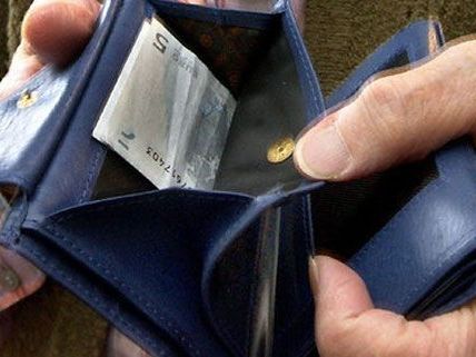 Die Pensionistin wollte dem Mann etwas Geld als Dankeschön geben - er raubte sie aus. Die Pensionistin wollte dem Mann etwas Geld als Dankeschön geben - er raubte sie aus.
