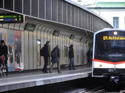 Zahlreiche schlafende Fahrgäste dürften von den Taschendieben in der U-Bahn bestohlen worden sein. Zahlreiche schlafende Fahrgäste dürften von den Taschendieben in der U-Bahn bestohlen worden sein.