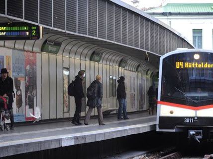 Zahlreiche schlafende Fahrgäste dürften von den Taschendieben in der U-Bahn bestohlen worden sein.