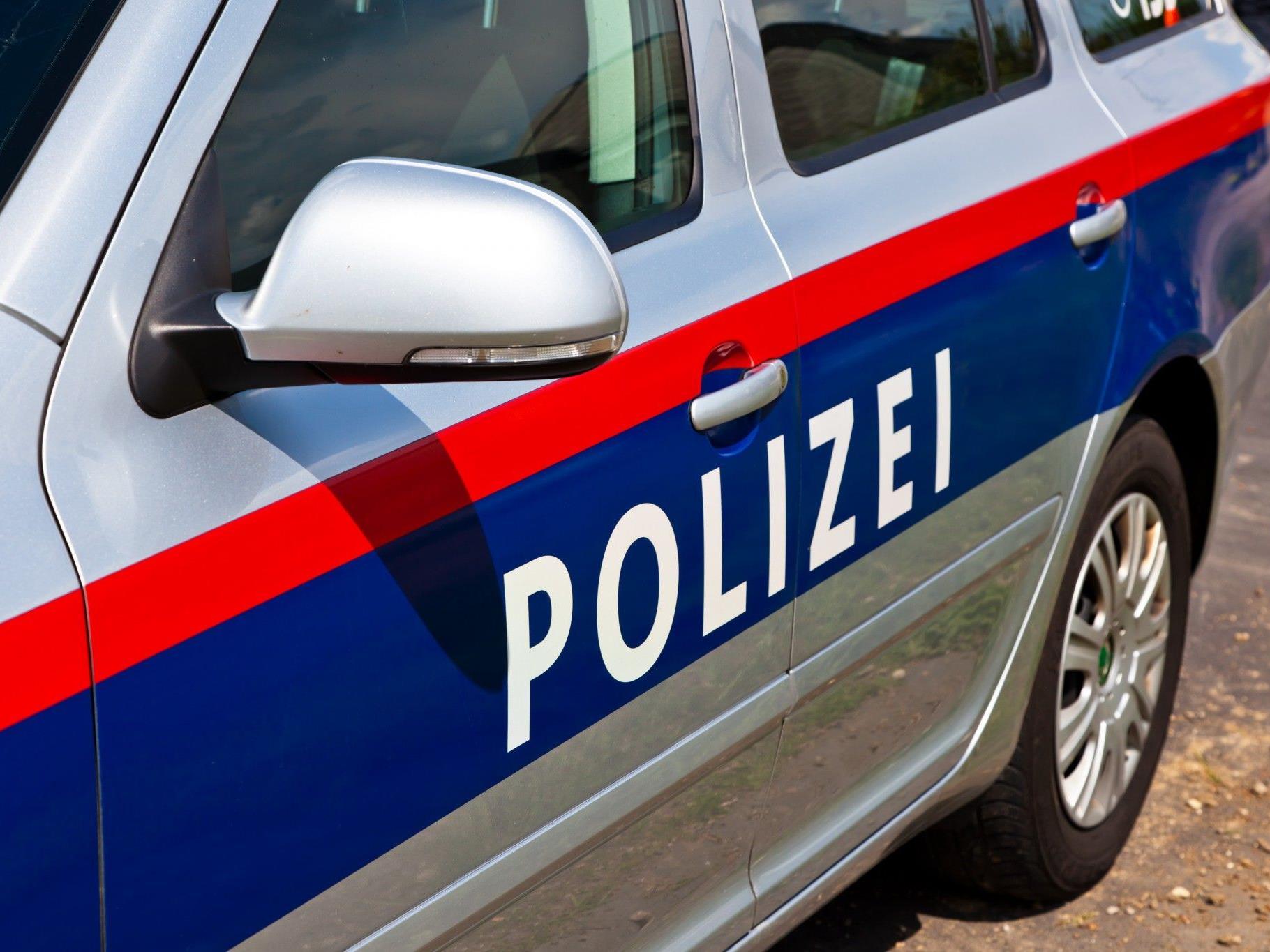 Ein halbnackter Mann attackaierte in der Wiener Innenstadt zwei Polizistinnen.