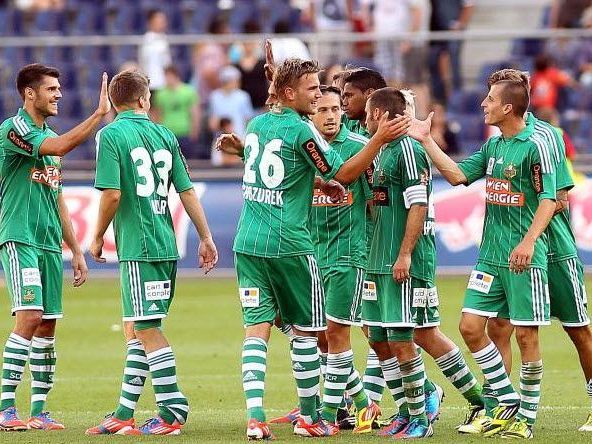 Die Spieler des SK Rapid Wien feiern den 2:0 Sieg über Salzburg. Die Spieler des SK Rapid Wien feiern den 2:0 Sieg über Salzburg.