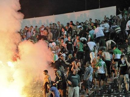 Der SK Rapid muss sich nach den Ausschreitungen gegenüber der UEFA rechtfertigen. Der SK Rapid muss sich nach den Ausschreitungen gegenüber der UEFA rechtfertigen.