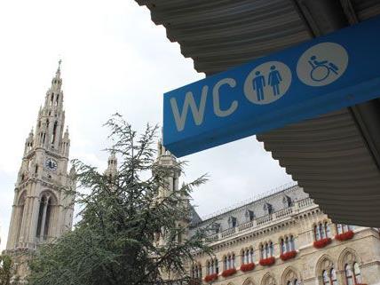 Die Toilettenpreise am Rathausplatz stehen in der Kritik: Werden Frauen diskriminiert?