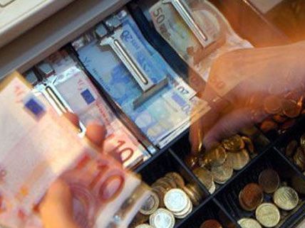 Die Täter raubten Bargeld aus der Kasse des Lebensmittelgeschäfts. Die Täter raubten Bargeld aus der Kasse des Lebensmittelgeschäfts.