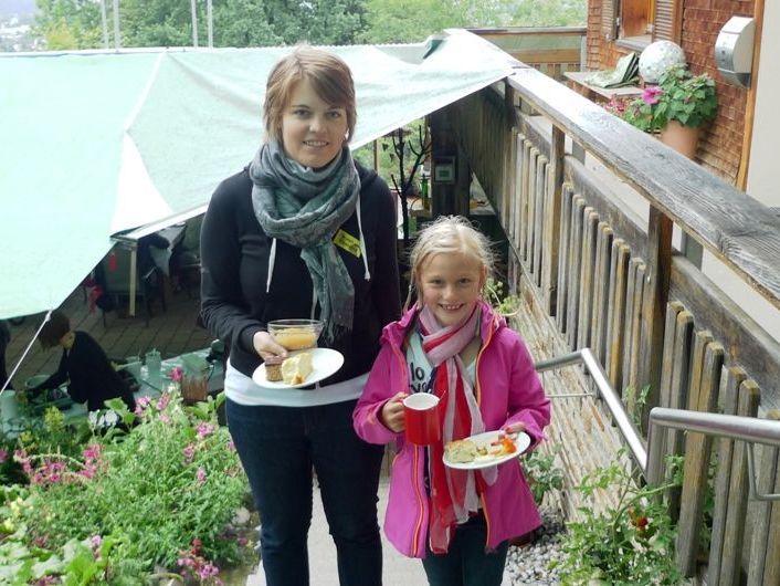 Magdalena und Johanna wählten leckere Speisen aus dem reichhaltigen Frühstücksbuffet aus. Magdalena und Johanna wählten leckere Speisen aus dem reichhaltigen Frühstücksbuffet aus.