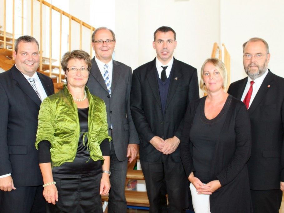 Verabschiedeten "ihren" Pfarrer Mag. Walter Metzler: v.li. Labg. Gert Wiesenegger, PGR-Klaus-Vorsitzende Silvia Frick, Bgm. Reinhard Nachbaur, Pfarrer Walter Metzler, Pfarrkoordinatorin Fraxern Marion Brändle, Bgm. Werner Müller Verabschiedeten "ihren" Pfarrer Mag. Walter Metzler: v.li. Labg. Gert Wiesenegger, PGR-Klaus-Vorsitzende Silvia Frick, Bgm. Reinhard Nachbaur, Pfarrer Walter Metzler, Pfarrkoordinatorin Fraxern Marion Brändle, Bgm. Werner Müller