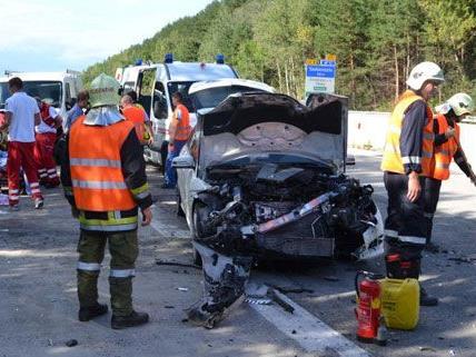 Zwei Personen wurden bei dem schweren Unfall auf der A2 bei Seebenstein verletzt.