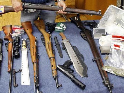 Ein Waffenarsenal und Drogen fanden die Ermittler in der Wohnung vor. Ein Waffenarsenal und Drogen fanden die Ermittler in der Wohnung vor.
