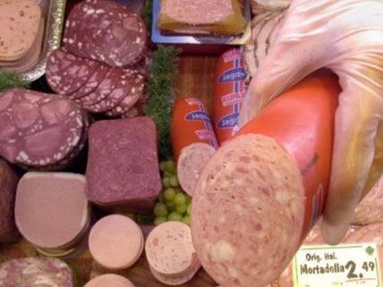 Die junge Frau und der Mann versuchten, Wurstwaren mitgehen zu lassen. Die junge Frau und der Mann versuchten, Wurstwaren mitgehen zu lassen.