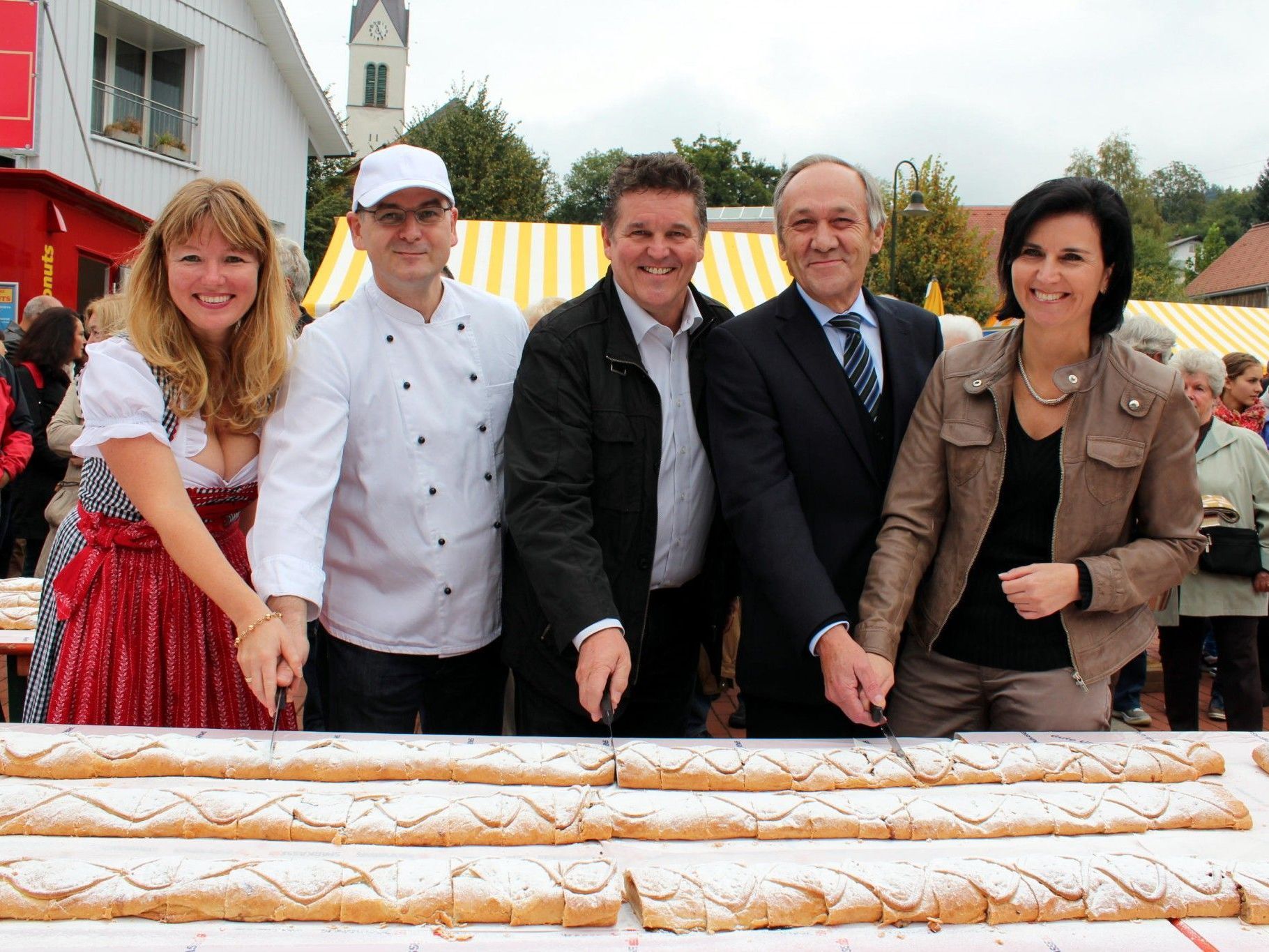 Traditioneller Anschnitt des meterlangen Apfelstrudels. Traditioneller Anschnitt des meterlangen Apfelstrudels.