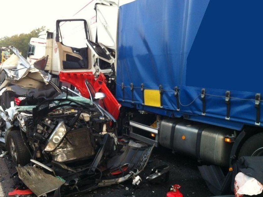Die Aufräumarbeiten nach dem schweren Unfall auf der A4 gestalten sich schwierig. Die Sperre dauert an. Die Aufräumarbeiten nach dem schweren Unfall auf der A4 gestalten sich schwierig. Die Sperre dauert an.