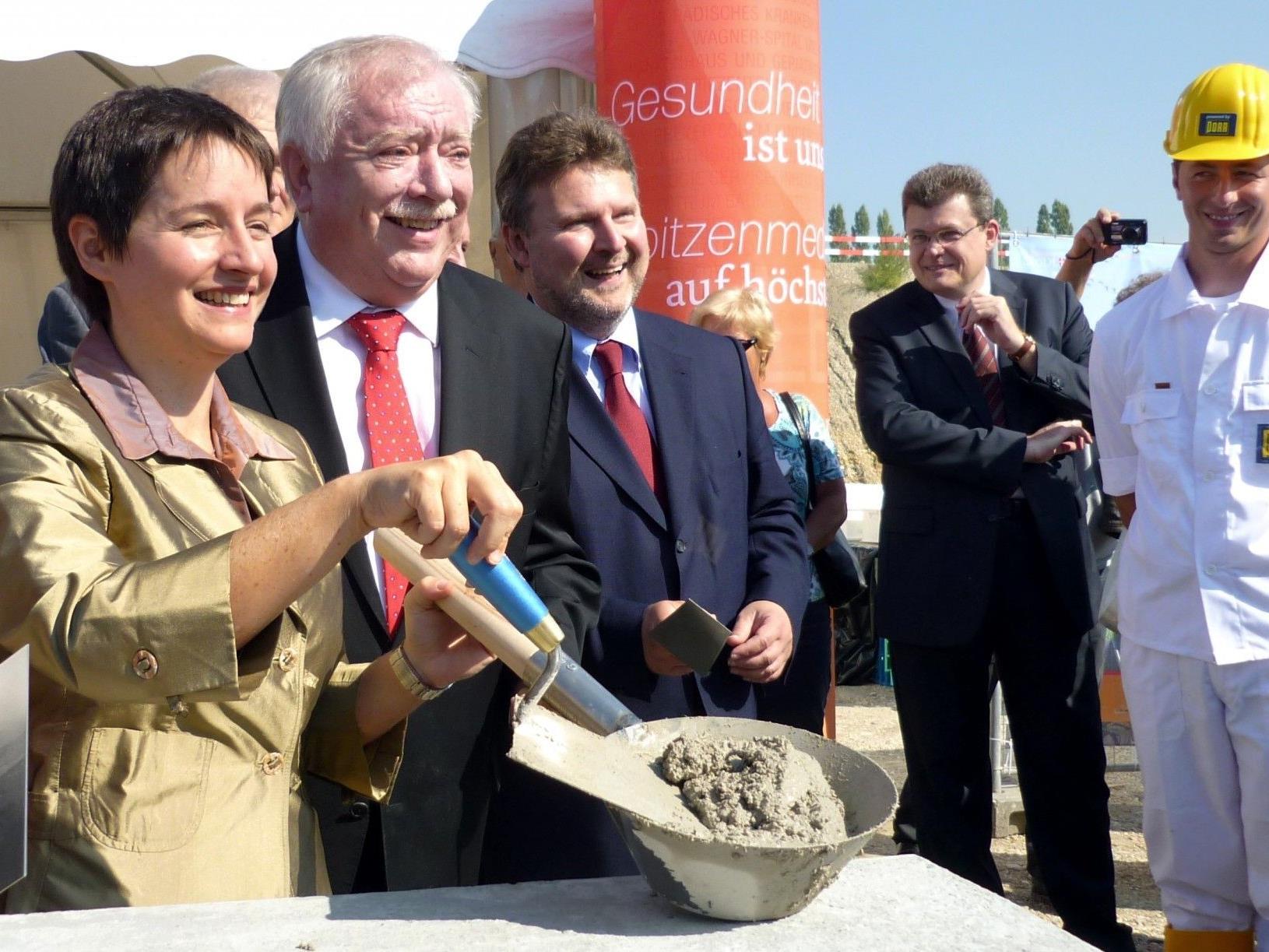 Michael Häupl legte am Dienstag den Grundstein für den Rohbau des neuen Krankenhauses Wien-Nord.