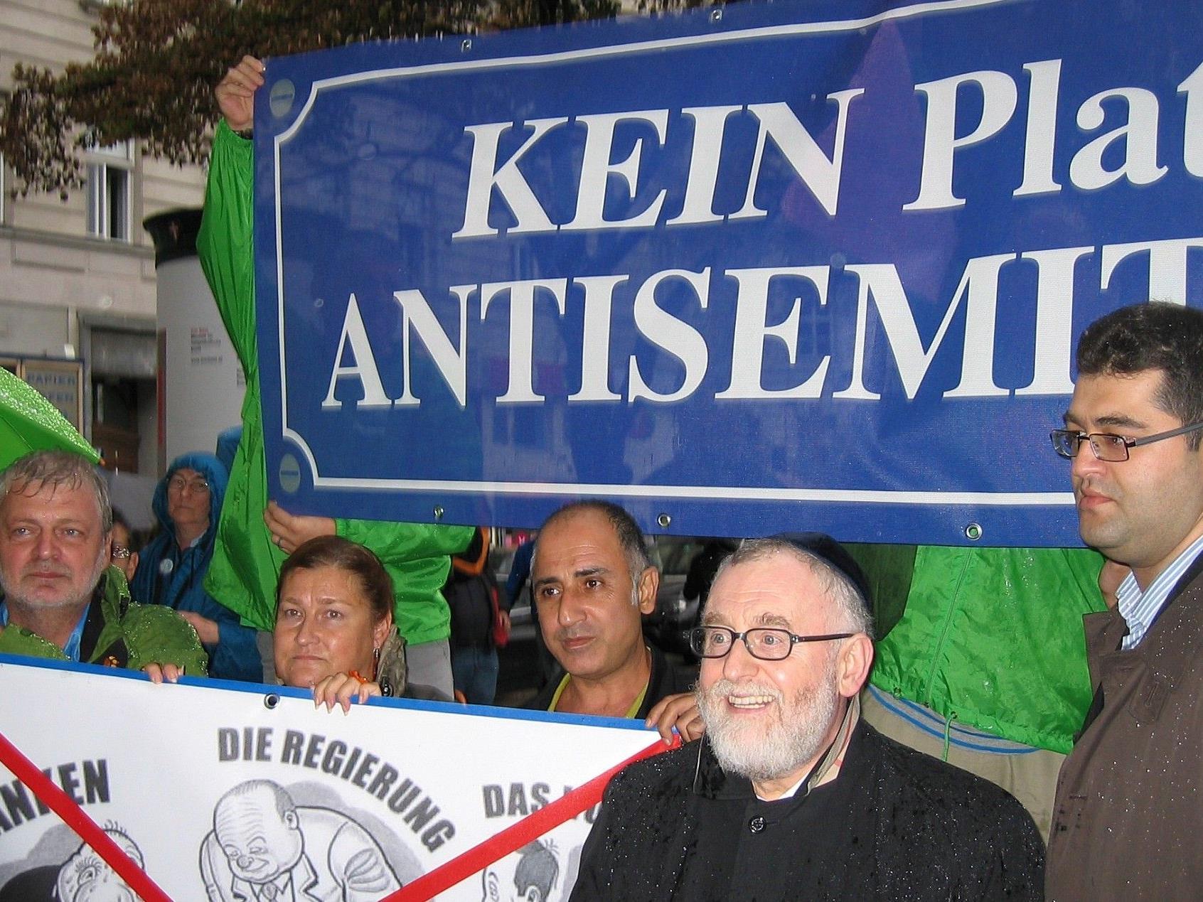 "Kein Platz für Antisemetismus" lautete die Aussage des Flashmobs am Wiener Schwedenplatz.