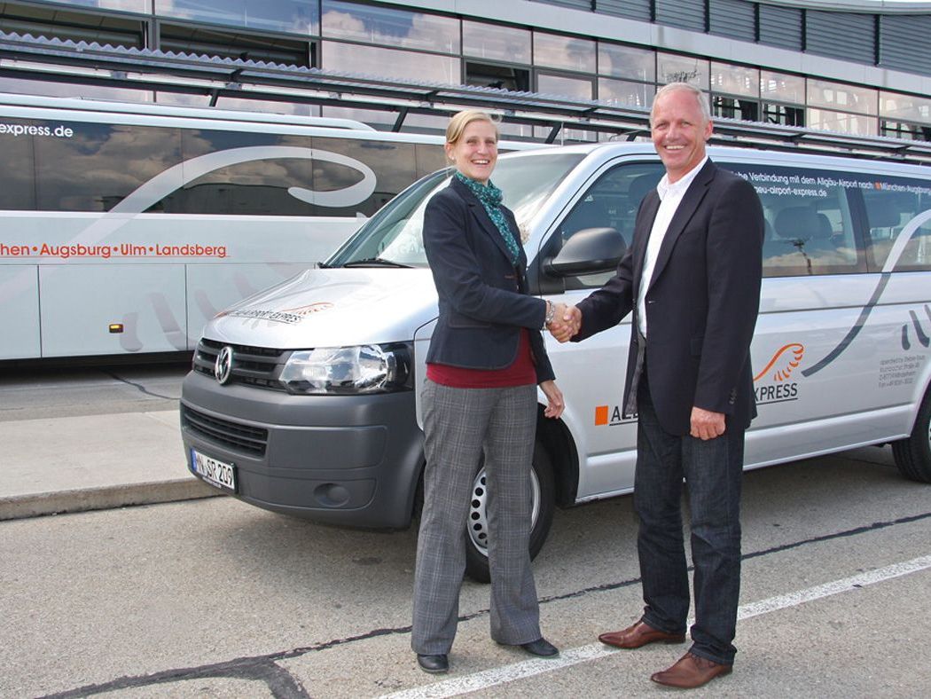 Anne Riedler und Wolfgang Steber besiegeln die Kooperation. Anne Riedler und Wolfgang Steber besiegeln die Kooperation.