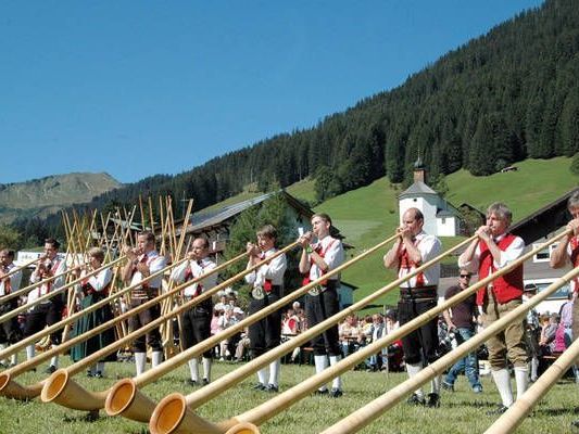 Die Walser Alphornbläser eröffneten das 6. Festival in Baad. Die Walser Alphornbläser eröffneten das 6. Festival in Baad.