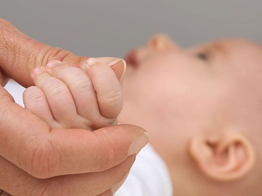 Ein Baby wurde im Burgenland von den eigenen Eltern schwer misshandelt Ein Baby wurde im Burgenland von den eigenen Eltern schwer misshandelt