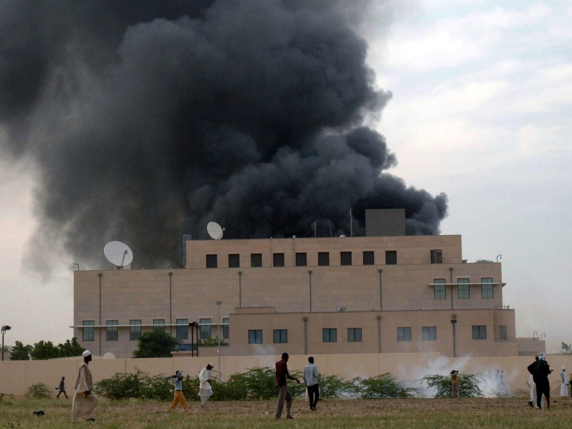 Nach den gewalttätigen Ausschreitungen räumen die USA ihre Botschaften. Im Bild jene von Khartum.