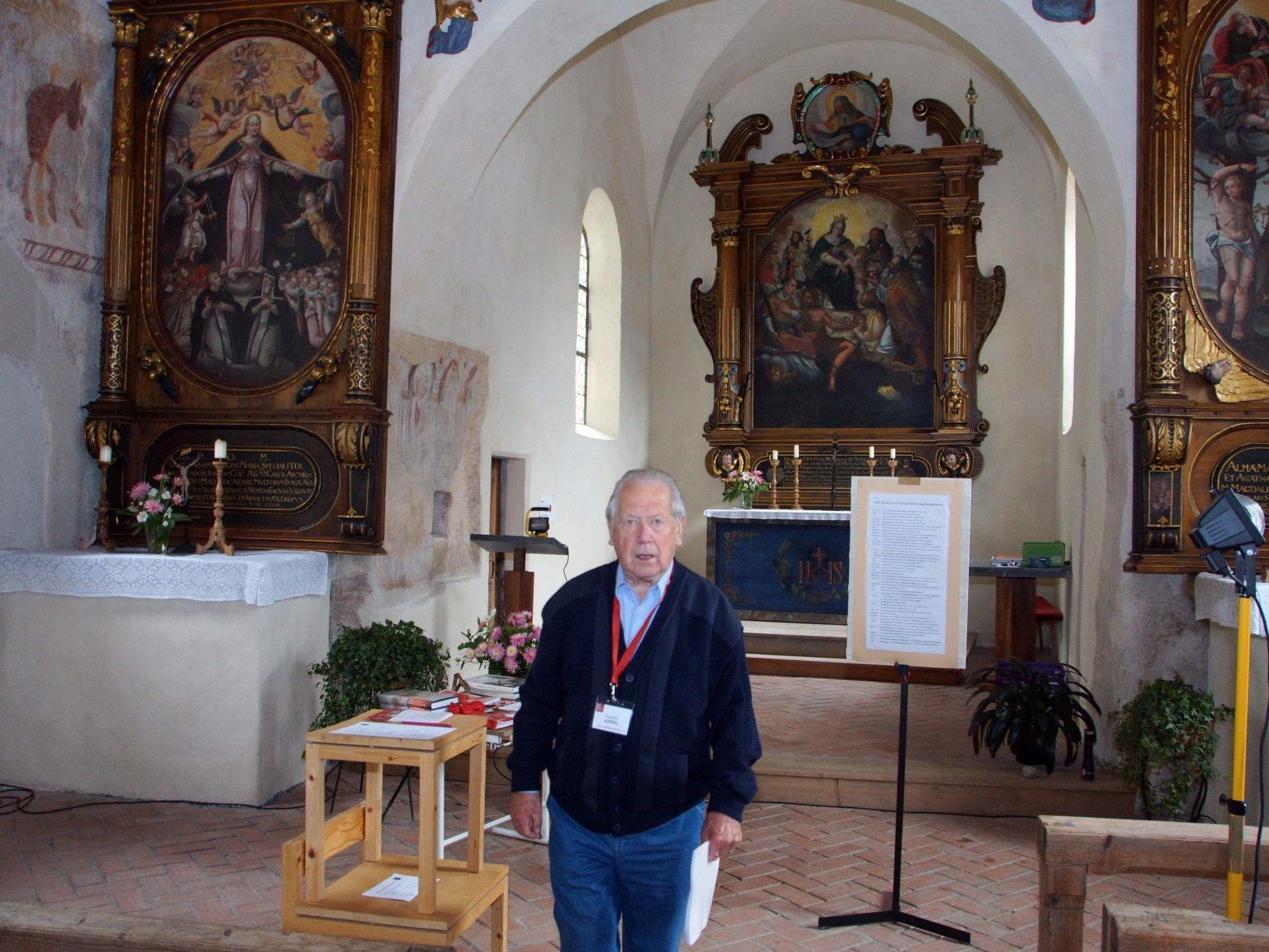 Der Bludescher Dorfchronist Guntram Jussel führte durch die Geheimnisse der St. Nikolauskirche. Der Bludescher Dorfchronist Guntram Jussel führte durch die Geheimnisse der St. Nikolauskirche.