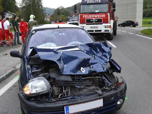 Unfall in Niederösterreich: Pkw-Lenker fuhr auf Lkw auf
