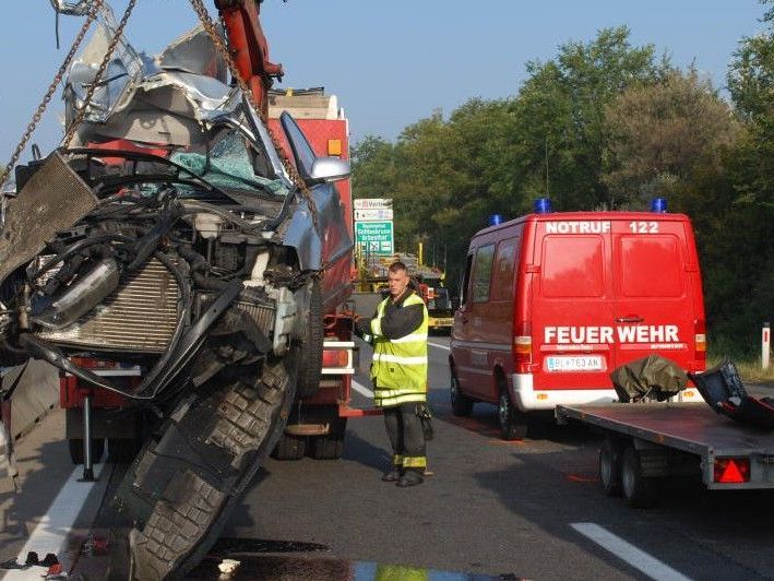 Bei dem schweren Auffahrunfall auf der A4 Ostautobahn wurde eine 53-Jährige getötet. Bei dem schweren Auffahrunfall auf der A4 Ostautobahn wurde eine 53-Jährige getötet.