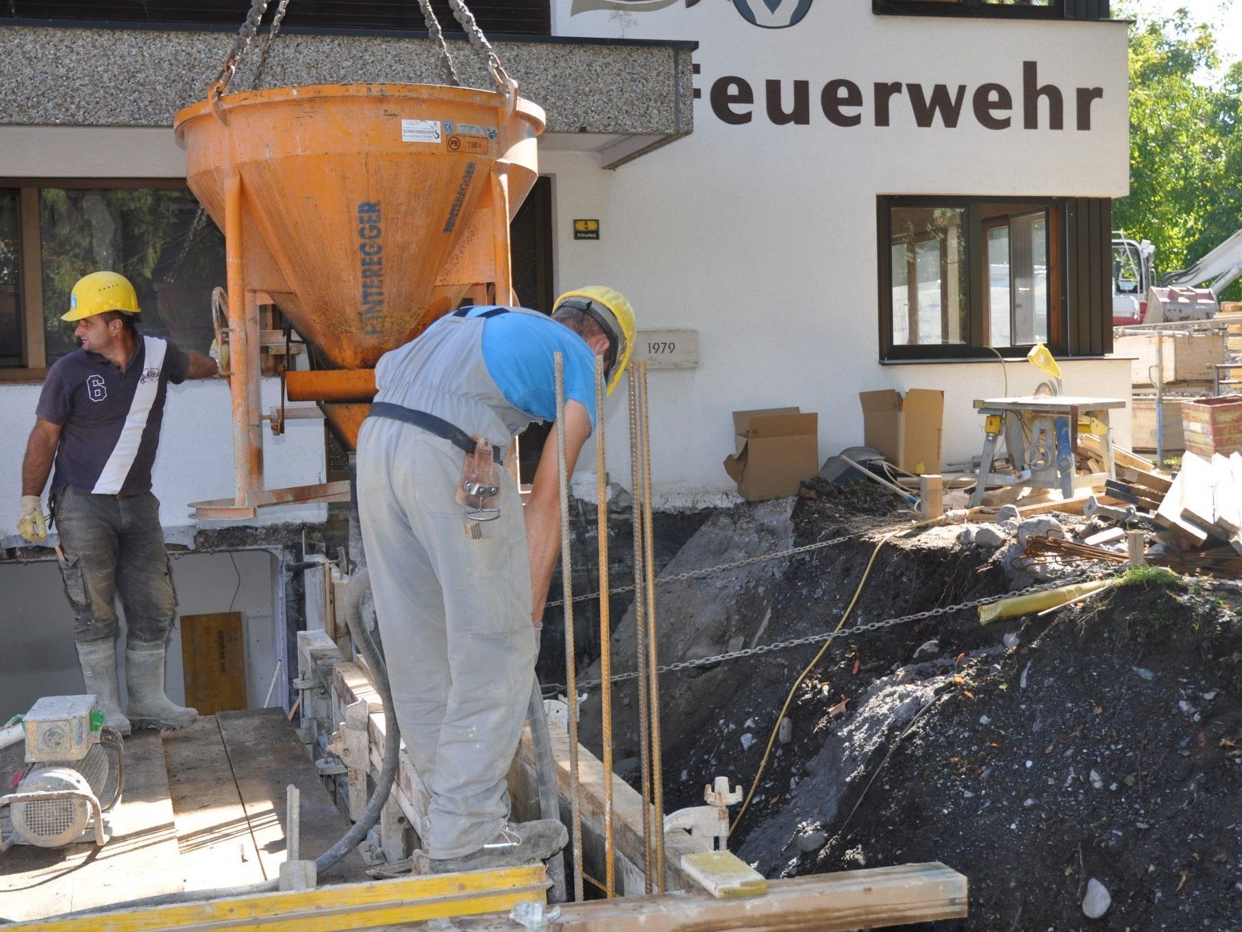 Das Fundament des Schlauchturmes wird betoniert. Das Fundament des Schlauchturmes wird betoniert.