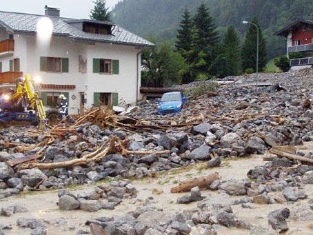 Das Foto zeigt die Ausmaße der Zerstörung vor zwei Jahren. 30.000 Kubikmeter Geröll mitten im Dorf heute sieht man von der Zerstörung nichts mehr. Das Foto zeigt die Ausmaße der Zerstörung vor zwei Jahren. 30.000 Kubikmeter Geröll mitten im Dorf heute sieht man von der Zerstörung nichts mehr.