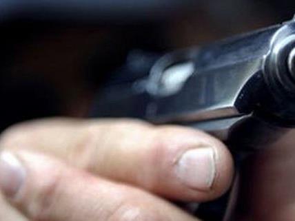 Einbrecher hatte eine Schusswaffe bei sich: Eine Attrappe wie die Polizei später herausfand