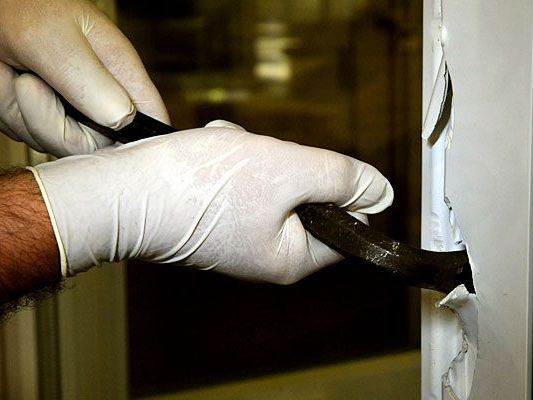 Mit einem Metallschuhlöffel brach ein 16-Jähriger in eine Wohnung in Währing ein Mit einem Metallschuhlöffel brach ein 16-Jähriger in eine Wohnung in Währing ein