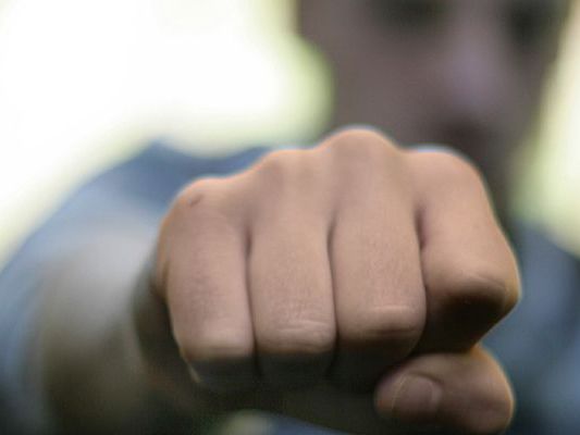 Das Opfer des Straßenraubs in der Innenstadt wurde mit Faustschlägen traktiert Das Opfer des Straßenraubs in der Innenstadt wurde mit Faustschlägen traktiert