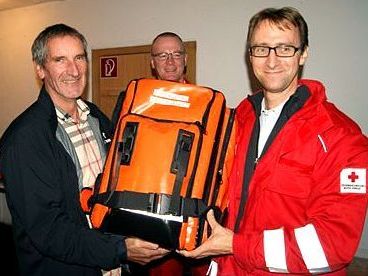 Übergabe der First-Responder-Rucksäcke an die Helfer. Übergabe der First-Responder-Rucksäcke an die Helfer.