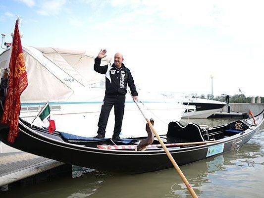 Der venezianische Gondoliere Vittorio Orio startete am Freitag nach Budapest Der venezianische Gondoliere Vittorio Orio startete am Freitag nach Budapest