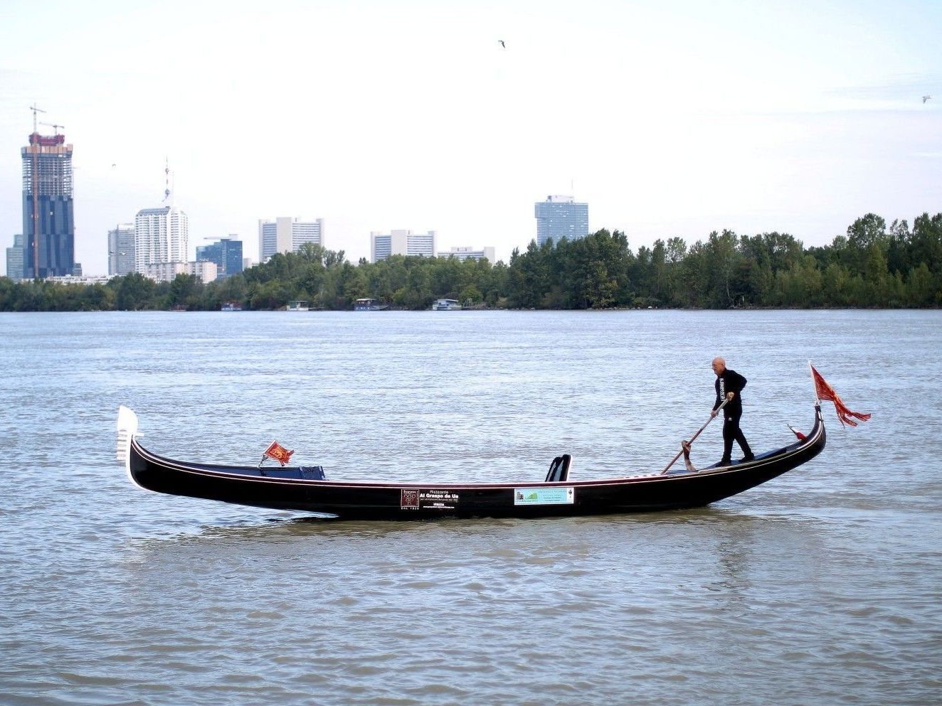 Der Gondoliere Vittorio Orio hatte auf seiner Reise Probleme auf der Donau. Der Gondoliere Vittorio Orio hatte auf seiner Reise Probleme auf der Donau.
