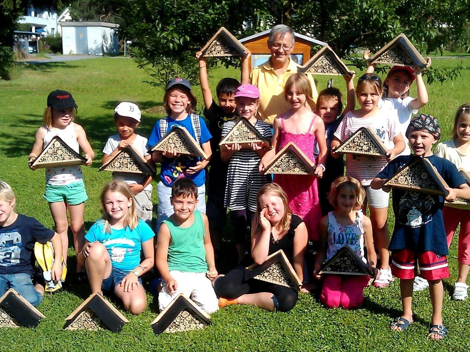 Ferienspaß: Stolz zeigen die Kinder ihre selbst gebastelten Insektenhotels.