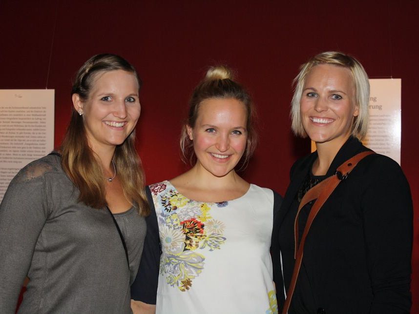 Kuratorin Daniela Fetz (Bildmitte) mit ihren Schwestern Brigitte und Karin Kuratorin Daniela Fetz (Bildmitte) mit ihren Schwestern Brigitte und Karin
