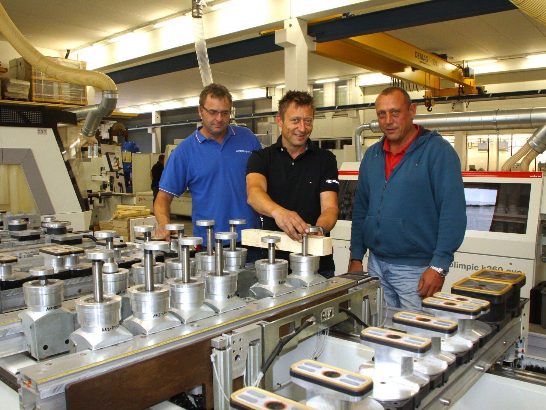 1) Neben Werkzeug und Elektrogeräten kann man auch große, CNC-gesteuerte Holzbearbeitungsmaschinen bestaunen 1) Neben Werkzeug und Elektrogeräten kann man auch große, CNC-gesteuerte Holzbearbeitungsmaschinen bestaunen