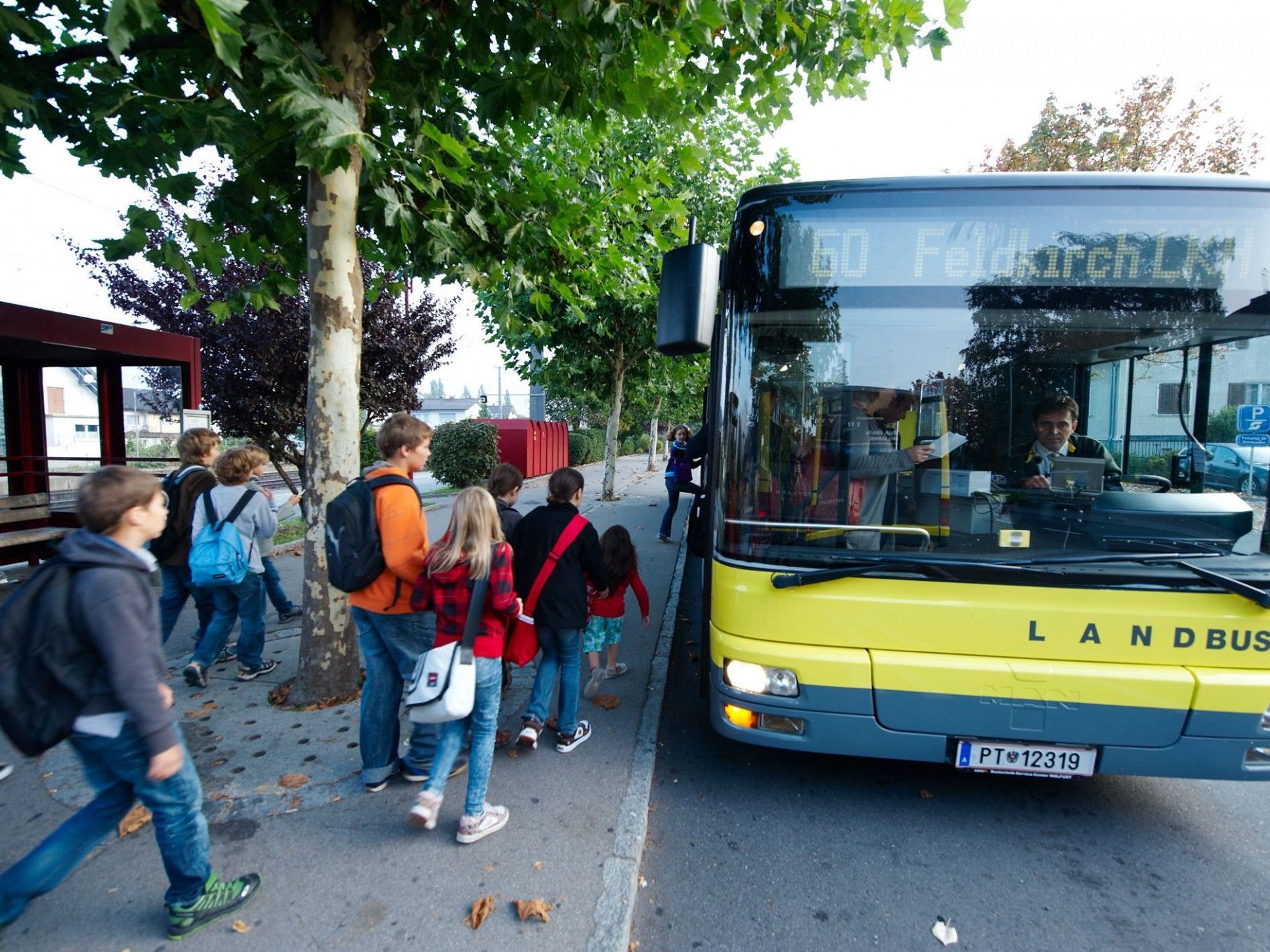 Der Schulbeginn stellt für FahrerInnen und LogisitkerInnen des Landbus Oberes Rheintal immer eine Herausforderung dar. 63 zusätzliche Schülerkurse werden jeden Morgen gefahren. Der Schulbeginn stellt für FahrerInnen und LogisitkerInnen des Landbus Oberes Rheintal immer eine Herausforderung dar. 63 zusätzliche Schülerkurse werden jeden Morgen gefahren.