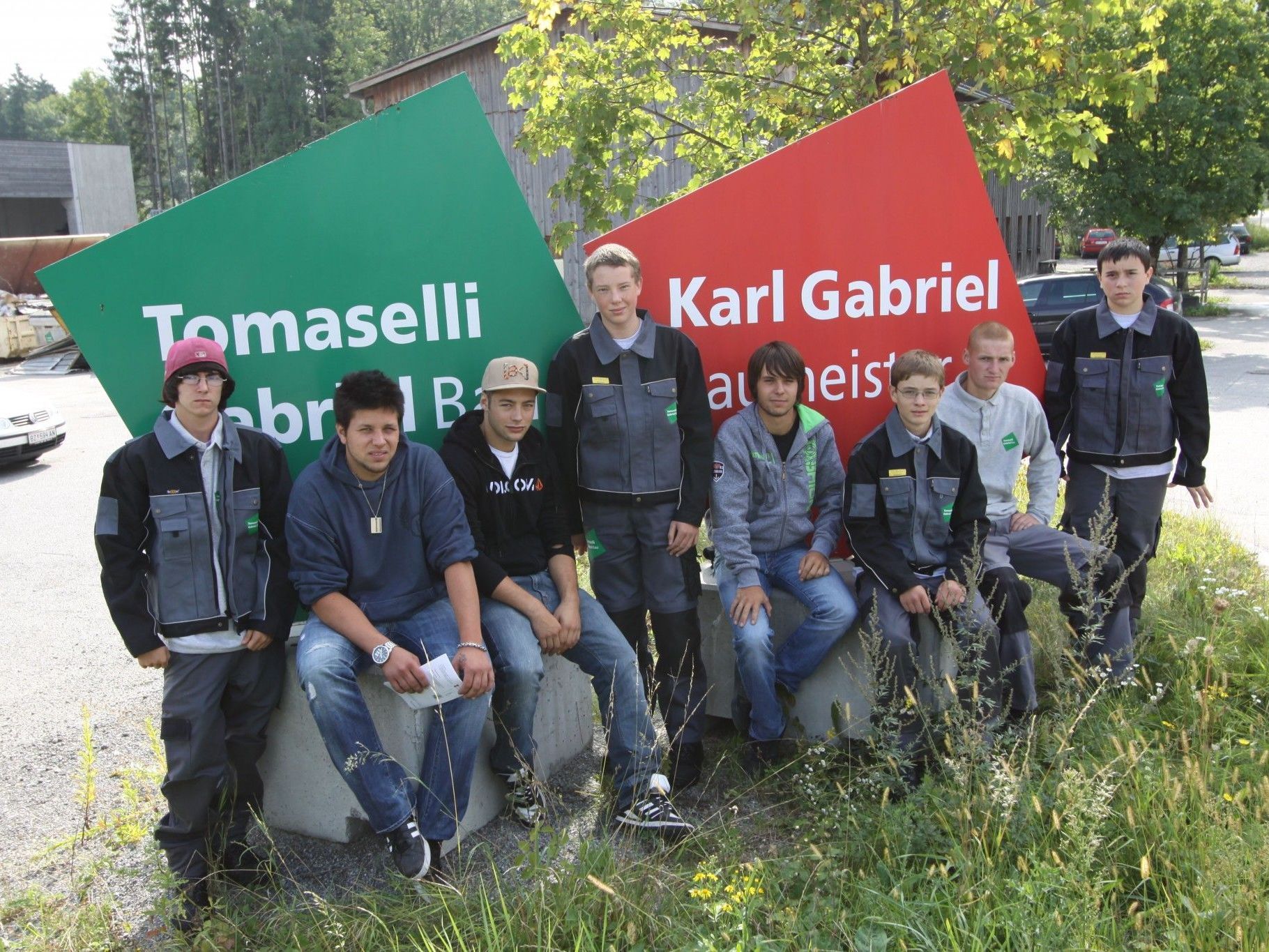 Dieses Jahr haben acht Lehrlinge ihre Ausbildung bei Tomaselli Gabriel Bau in Nenzing begonnen. Drei weitere Lehrlinge starten im Oktober. Dieses Jahr haben acht Lehrlinge ihre Ausbildung bei Tomaselli Gabriel Bau in Nenzing begonnen. Drei weitere Lehrlinge starten im Oktober.