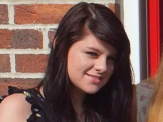 Die Polizei beider Länder sucht nach der jungen Frau. Die Polizei beider Länder sucht nach der jungen Frau.