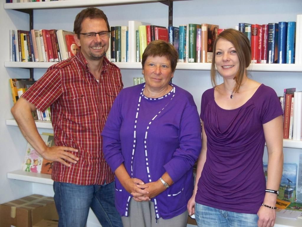 v.l. Andreas Haumer, Pensionistin Annemarie Hartmann, Nina Stemer. v.l. Andreas Haumer, Pensionistin Annemarie Hartmann, Nina Stemer.