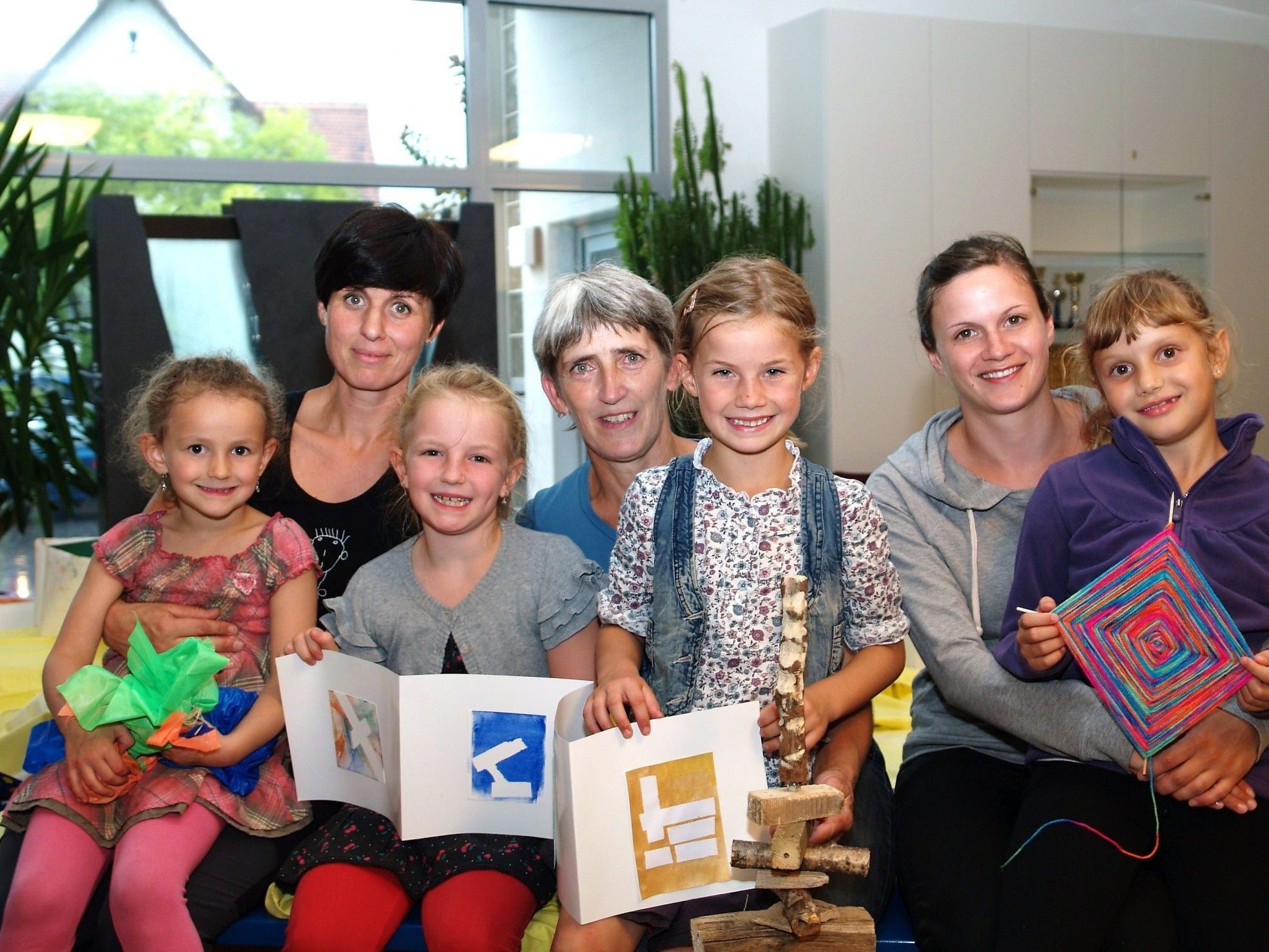 Irene Christof, Dorothea Ebner und Verena Dobler mit einigen Kindern bei der Abschlussveranstaltung. Irene Christof, Dorothea Ebner und Verena Dobler mit einigen Kindern bei der Abschlussveranstaltung.