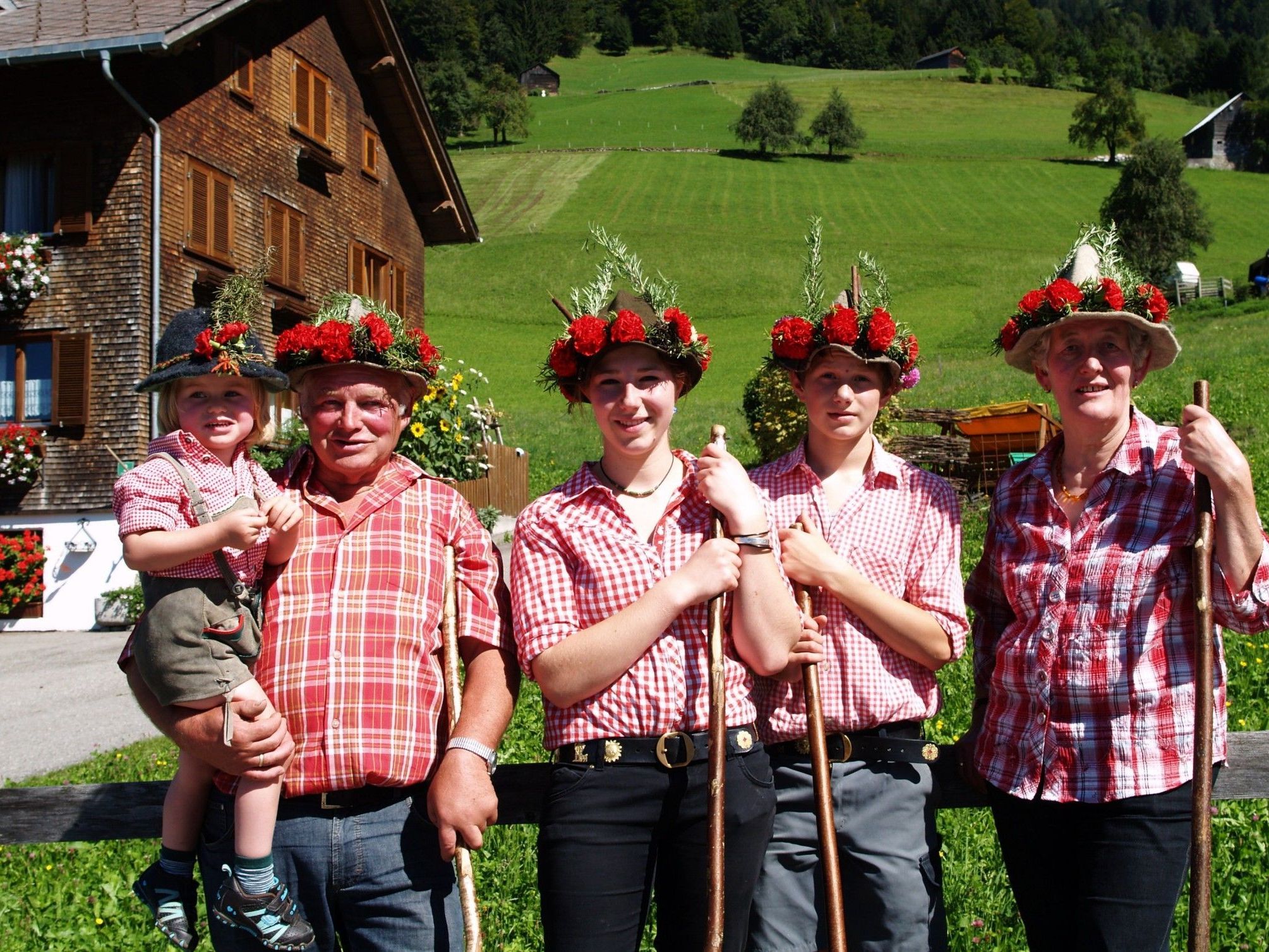 Anna und Arthur Nesensohn mit den Junghirten Anna und Simon beim Almabtrieb in Laterns. Anna und Arthur Nesensohn mit den Junghirten Anna und Simon beim Almabtrieb in Laterns.