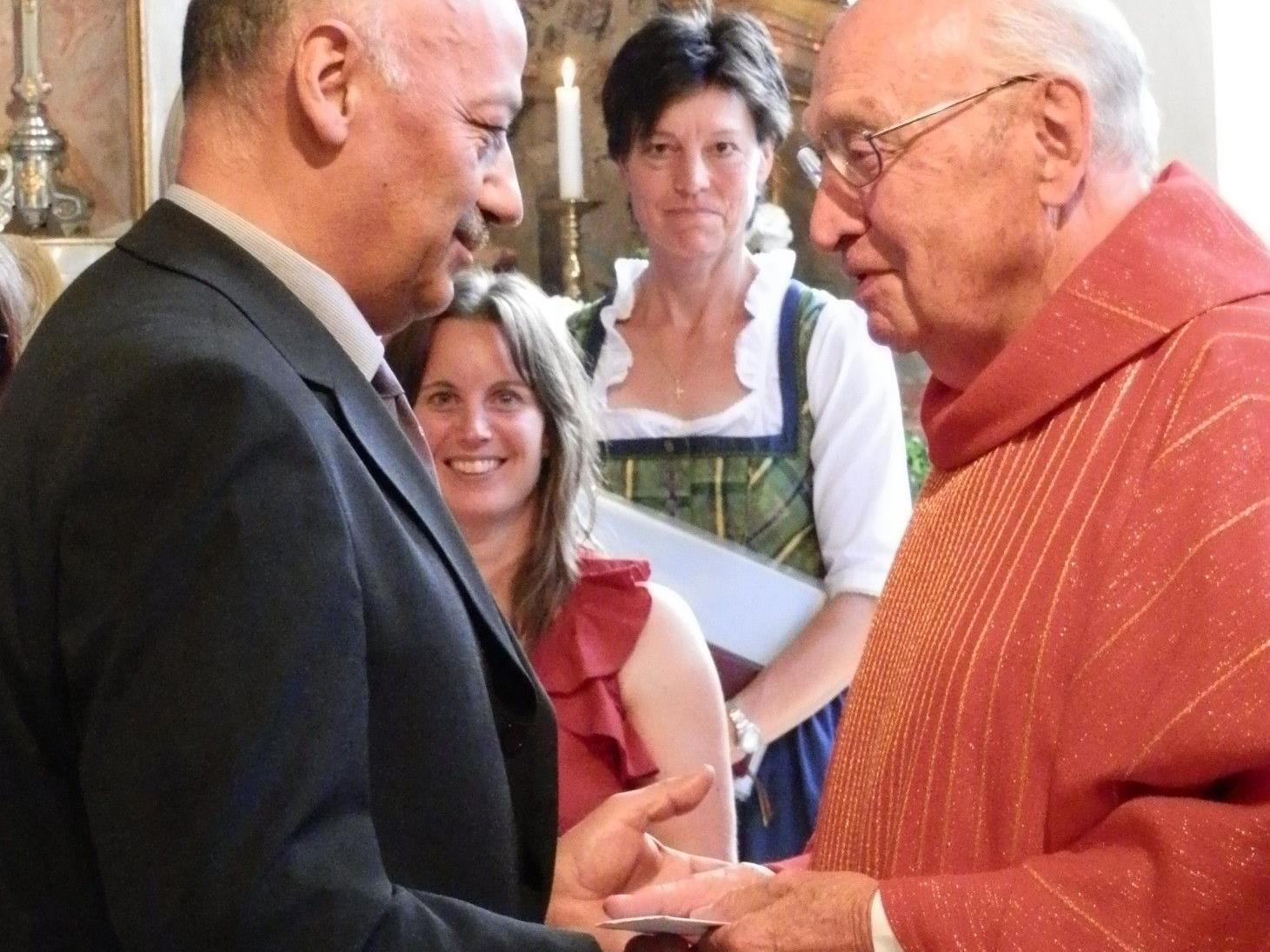 Bürgermeister Philibert Ellensohn gratuliert Pfarrer Eberle zum Jubiläum.