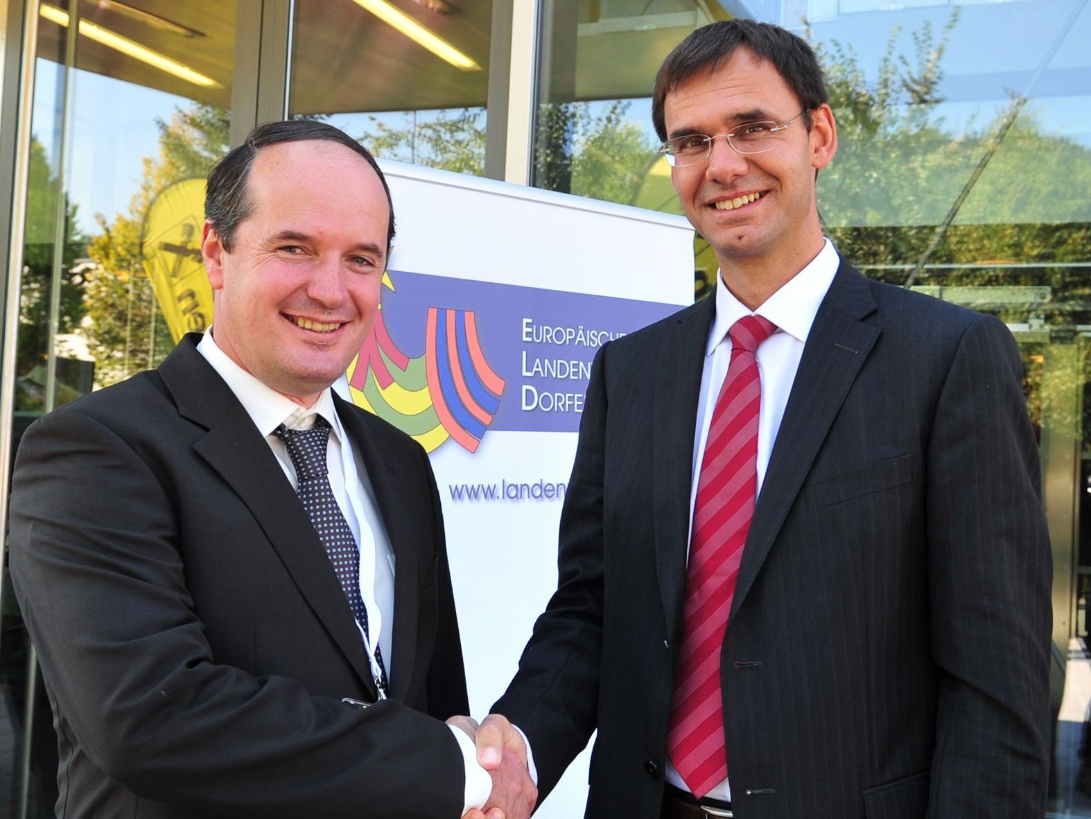 LH Markus Wallner gratuliert dem Bürgermeister der Gemeinde Vals, Stefan Schmid, zum Europäischen Dorferneuerungspreis LH Markus Wallner gratuliert dem Bürgermeister der Gemeinde Vals, Stefan Schmid, zum Europäischen Dorferneuerungspreis