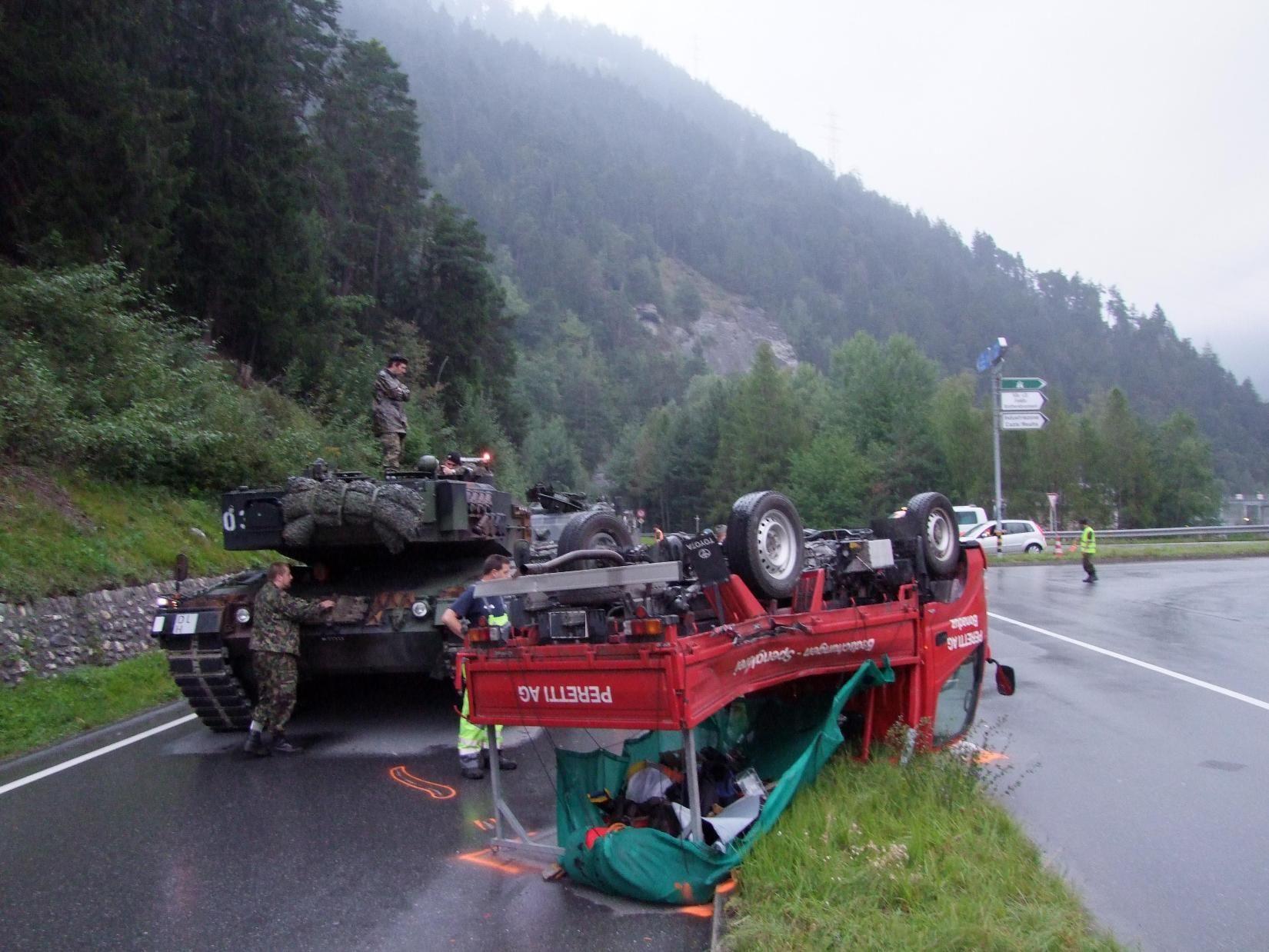 Der Lieferwagen wurde von einem Kampfpanzer "Leopard" gerammt.