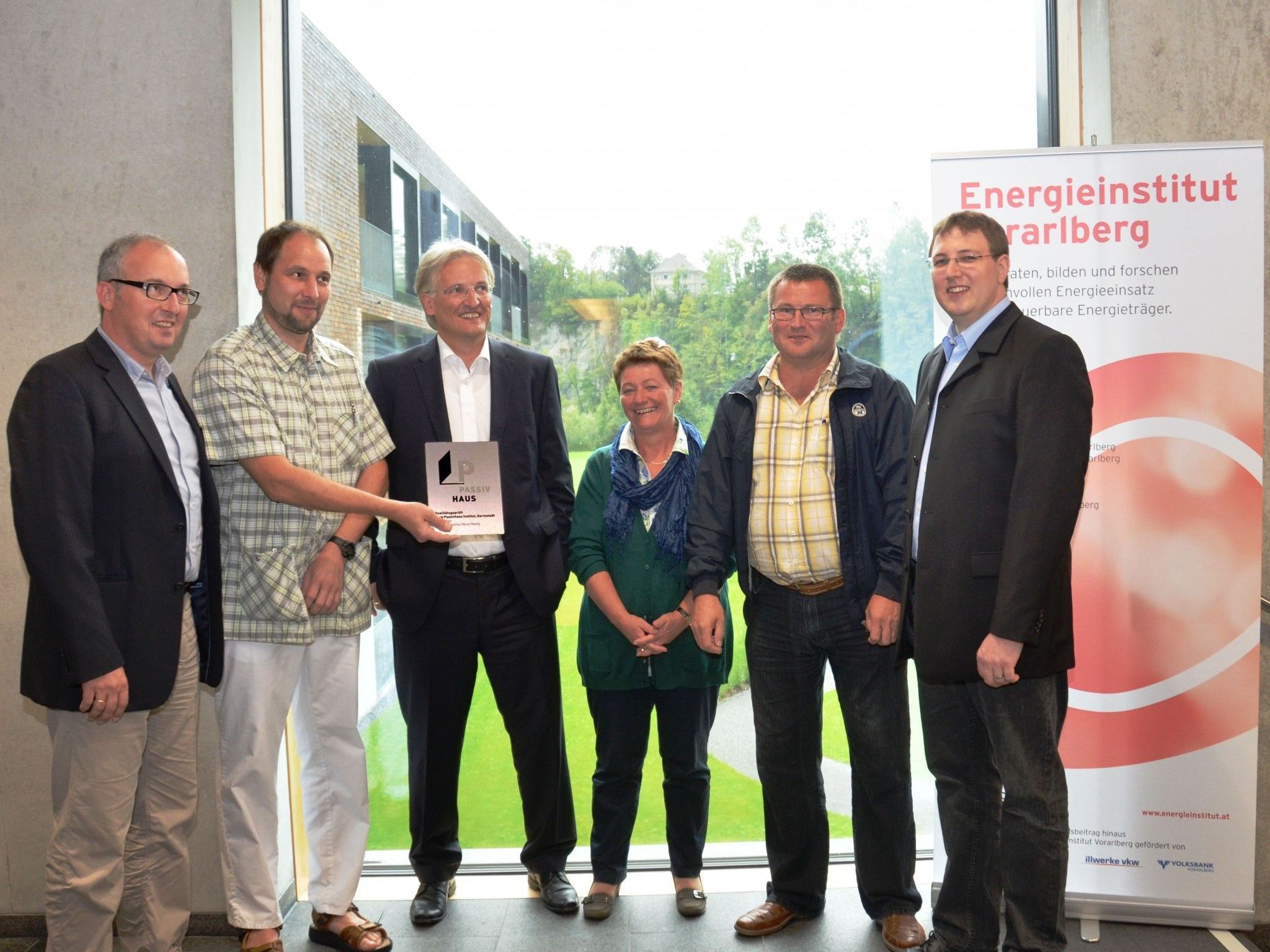 Bauamtsleiter Nobert Greussing, Pflegeleiter Johannes Kaserer, Geschäftsführer des Sozialzentrums Egg Paul Sutterlüty, Bürgermeisterin Theresia Handler, Vizebürgermeister Dietmar Fetz und Michael Braun, Leiter Passivhaus-Zertifizierungsstelle im Energieinstitut Vorarlberg Bauamtsleiter Nobert Greussing, Pflegeleiter Johannes Kaserer, Geschäftsführer des Sozialzentrums Egg Paul Sutterlüty, Bürgermeisterin Theresia Handler, Vizebürgermeister Dietmar Fetz und Michael Braun, Leiter Passivhaus-Zertifizierungsstelle im Energieinstitut Vorarlberg