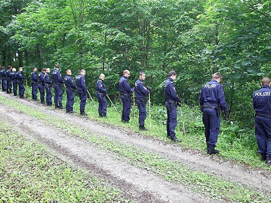 Polizisten durchkämmten den Wald auf der Suche nach Heidrun W. - ohne Erfolg