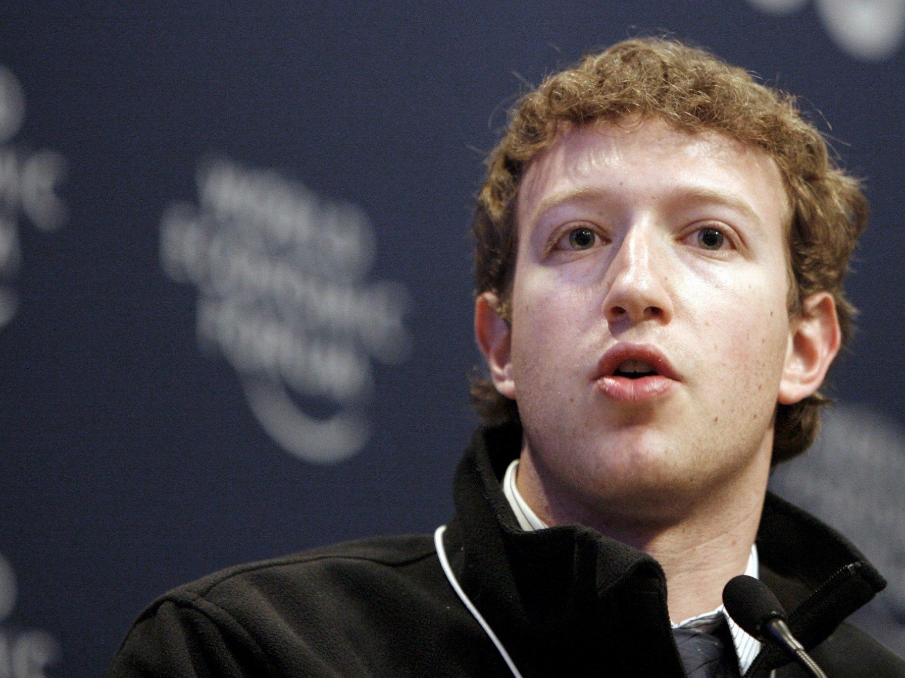 Zuckerberg will Netzwerk stärker auf mobile Geräte ausrichten. Zuckerberg will Netzwerk stärker auf mobile Geräte ausrichten.